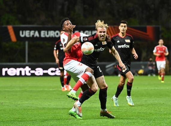 Fußball, EL, Sporting Braga - 1. FC Union Berlin Fussball, Herren, Saison 2022 2023, Europa League, Sporting Braga - 1. FC Union Berlin (Gruppenphase, Gruppe D, 2. Spieltag), v. l. Simon Banza (SC Braga), Tymoteusz Puchacz (1. FC Union Berlin), Diogo Leite (1. FC Union Berlin), 15.09. 2022, Copyright: xMatthiasxKochx