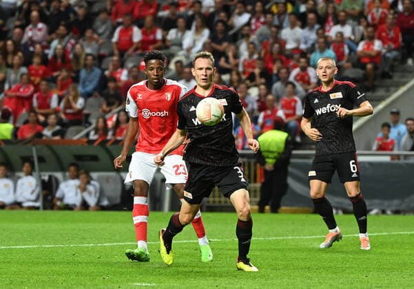 Fußball, EL, Sporting Braga - 1. FC Union Berlin Fussball, Herren, Saison 2022 2023, Europa League, Sporting Braga - 1. FC Union Berlin (Gruppenphase, Gruppe D, 2. Spieltag), v. l. Simon Banza (SC Braga), Paul Jaeckel (1. FC Union Berlin), Julian Ryerson (1. FC Union Berlin), 15.09. 2022, Copyright: xMatthiasxKochx