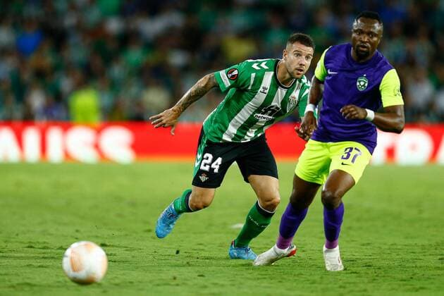 Fußball, EL, Real Betis Sevilla - PFC Ludogorets Razgrad Mandatory Credit: Photo by Pressinphoto Shutterstock (13393484s) Aitor Ruibal of Real Betis and Bernard Tekpetey of Ludogorets Razgrad Real Betis v PFC Ludororets, UEFA Europa League, Group C, date 2. Football, Benito Villamarin Stadium, Sevilla, Spain - 13 Sep 2022 Editorial use only Real Betis v PFC Ludororets, UEFA Europa League, Group C, date 2. Football, Benito Villamarin Stadium, Sevilla, Spain - 13 Sep 2022 Editorial use only Copyright: xPressinphoto Shutterstockx 13393484s