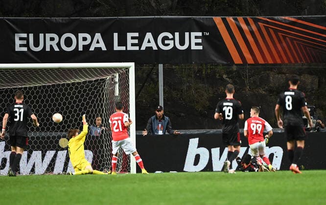 Fußball, EL, Sporting Braga - 1. FC Union Berlin Fussball, Herren, Saison 2022 2023, Europa League, Sporting Braga - 1. FC Union Berlin (Gruppenphase, Gruppe D, 2. Spieltag), Vitor Oliveira (99, SC Braga) erzielt das Tor zum 1:0 gegen Torhüter Frederik Rönnow (1. FC Union Berlin), 15.09. 2022, Copyright: xMatthiasxKochx