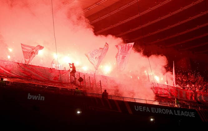 Fussball, Herren, Saison 2022 2023, Europa League, Sporting Braga - 1. FC Union Berlin (1:0, Gruppenphase, Gruppe D, 2. Spieltag), Fans von Union brennen Feuerwerk ab, 15.09. 2022, Copyright: xMatthiasxKochx