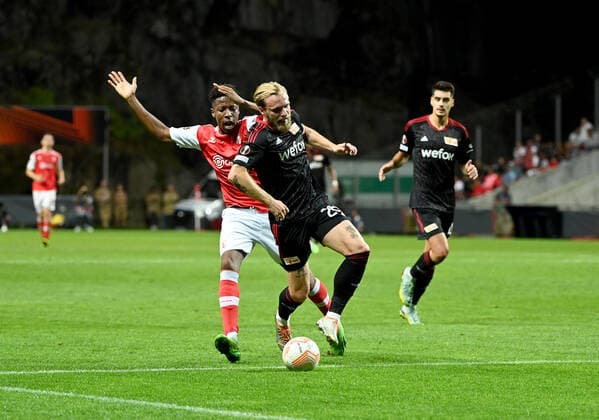 Fussball, Herren, Saison 2022 2023, Europa League, Sporting Braga - 1. FC Union Berlin (1:0, Gruppenphase, Gruppe D, 2. Spieltag), v. l. Simon Banza (SC Sporting Braga), Tymoteusz Puchacz (1. FC Union), Diogo Leite (1. FC Union Berlin), 15.09. 2022, Copyright: xMatthiasxKochx