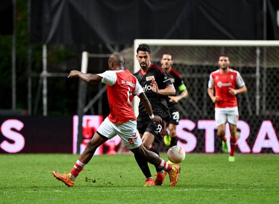 Fussball, Herren, Saison 2022 2023, Europa League, Sporting Braga - 1. FC Union Berlin (Gruppenphase, Gruppe D, 2. Spieltag), v. l. Al Musrati (SC Sporting Braga), Rani Khedira (1. FC Union Berlin), 15.09. 2022, Copyright: xMatthiasxKochx