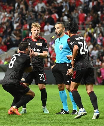 Fussball, Herren, Saison 2022 2023, Europa League, Sporting Braga - 1. FC Union Berlin (Gruppenphase, Gruppe D, 2. Spieltag), v. l. Rani Khedira (1. FC Union Berlin), Tim Skarke (1. FC Union Berlin), Schiedsrichter Filip Glova (SVK), Genki Haraguchi (1. FC Union Berlin), 15.09. 2022, Copyright: xMatthiasxKochx