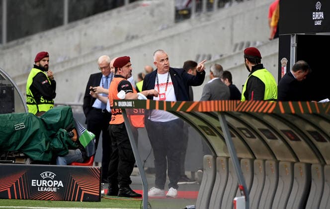 Fussball, Herren, Saison 2022 2023, Europa League, Sporting Braga - 1. FC Union Berlin (1:0, Gruppenphase, Gruppe D, 2. Spieltag), Präsident Dirk Zingler (M., 1. FC Union) beschwert sich im Innenraum bei einem Chefordner, dass er auf der Tribüne von einem Ordner nicht zu seinem Platz im oberen Tribünenbereich durchgelassen wurde, 15.09. 2022, Copyright: xMatthiasxKochx