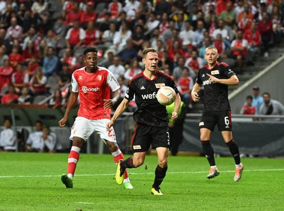 Fussball, Herren, Saison 2022 2023, Europa League, Sporting Braga - 1. FC Union Berlin (1:0, Gruppenphase, Gruppe D, 2. Spieltag), v. l. Simon Banza (SC Sporting Braga), Paul Jaeckel (1. FC Union Berlin), Julian Ryerson (1. FC Union), 15.09. 2022, Copyright: xMatthiasxKochx
