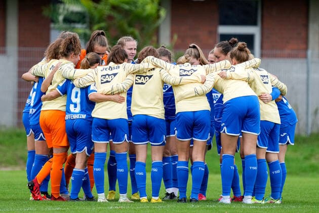 Spielerinnen der TSG 1899 Hoffenheim II (U20), schwören sich mit einem Mannschaftskreis vor dem Anpfiff ein, Kreis, Teamkreis, Konzentration, Kameradschaft, Ansprache, Motivation, 18.09.2022, St. Leon-Rot (Deutschland), Fussball, 2. Frauen-Bundesliga, TSG 1899 Hoffenheim II (U20) - 1. FC Köln II (U20), 18.09.2022, St. Leon-Rot (Deutschland), Fussball, 2. Frauen-Bundesliga, TSG 1899 Hoffenheim II (U20) - 1. FC Köln II (U20), DFB DFL REGULATIONS PROHIBIT ANY USE OF PHOTOGRAPHS AS IMAGE SEQUENCES AND OR QUASI-VIDEO.