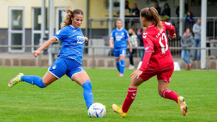 v.li.: Christina Alp (TSG II, 18), Lilith Schmidt (Köln II, 13), Zweikampf, Spielszene, Duell, duel, tackle, tackling, Dynamik, Action, Aktion, 18.09.2022, St. Leon-Rot (Deutschland), Fussball, 2. Frauen-Bundesliga, TSG 1899 Hoffenheim II (U20) - 1. FC Köln II (U20), 18.09.2022, St. Leon-Rot (Deutschland), Fussball, 2. Frauen-Bundesliga, TSG 1899 Hoffenheim II (U20) - 1. FC Köln II (U20), DFB DFL REGULATIONS PROHIBIT ANY USE OF PHOTOGRAPHS AS IMAGE SEQUENCES AND OR QUASI-VIDEO.