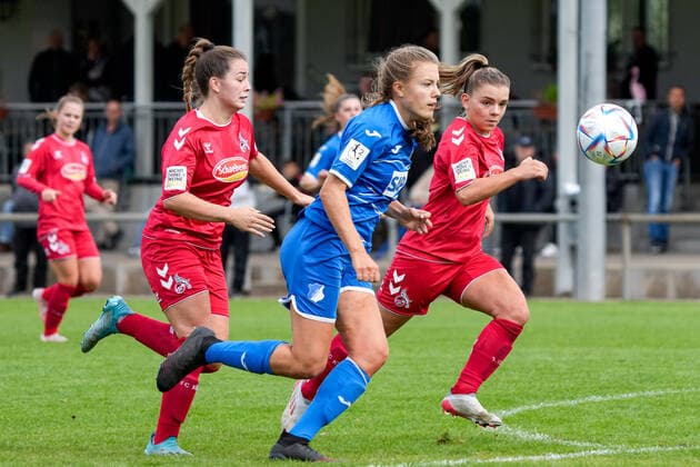 v.li.: Nina Pelzer (Köln II, 4), Mara Alber (TSG II, 7), Antonia Langshausen (Köln II, 2), Zweikampf, Spielszene, Duell, duel, tackle, tackling, Dynamik, Action, Aktion, 18.09.2022, St. Leon-Rot (Deutschland), Fussball, 2. Frauen-Bundesliga, TSG 1899 Hoffenheim II (U20) - 1. FC Köln II (U20), 18.09.2022, St. Leon-Rot (Deutschland), Fussball, 2. Frauen-Bundesliga, TSG 1899 Hoffenheim II (U20) - 1. FC Köln II (U20), DFB DFL REGULATIONS PROHIBIT ANY USE OF PHOTOGRAPHS AS IMAGE SEQUENCES AND OR QUASI-VIDEO.