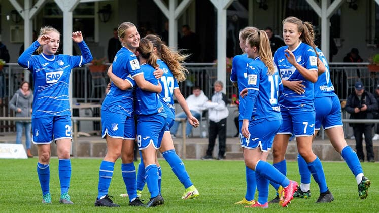 Spielerinnen der TSG 1899 Hoffenheim II (U20) jubeln über das Tor zum 1:0, Jubel, Torjubel, Torerfolg, celebrate the goal, goal, celebration, Jubel ueber das Tor, optimistisch, Spielszene, Highlight, Action, Aktion, 18.09.2022, St. Leon-Rot (Deutschland), Fussball, 2. Frauen-Bundesliga, TSG 1899 Hoffenheim II (U20) - 1. FC Köln II (U20), 18.09.2022, St. Leon-Rot (Deutschland), Fussball, 2. Frauen-Bundesliga, TSG 1899 Hoffenheim II (U20) - 1. FC Köln II (U20), DFB DFL REGULATIONS PROHIBIT ANY USE OF PHOTOGRAPHS AS IMAGE SEQUENCES AND OR QUASI-VIDEO.