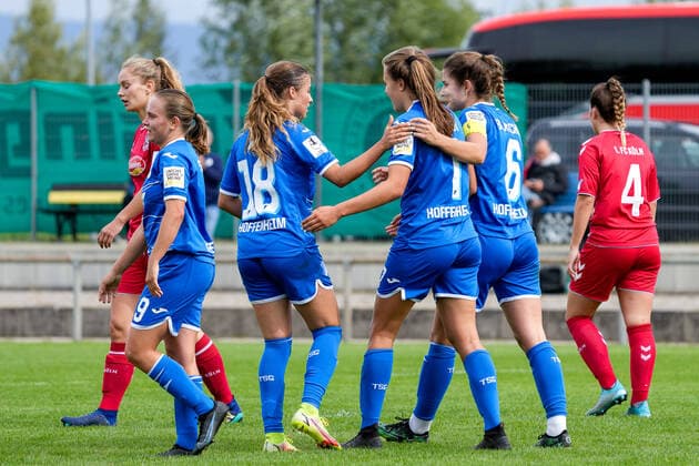 Spielerinnen der TSG 1899 Hoffenheim II (U20) jubeln über das Tor zum 2:0, Jubel, Torjubel, Torerfolg, celebrate the goal, goal, celebration, Jubel ueber das Tor, optimistisch, Spielszene, Highlight, Action, Aktion, 18.09.2022, St. Leon-Rot (Deutschland), Fussball, 2. Frauen-Bundesliga, TSG 1899 Hoffenheim II (U20) - 1. FC Köln II (U20), 18.09.2022, St. Leon-Rot (Deutschland), Fussball, 2. Frauen-Bundesliga, TSG 1899 Hoffenheim II (U20) - 1. FC Köln II (U20), DFB DFL REGULATIONS PROHIBIT ANY USE OF PHOTOGRAPHS AS IMAGE SEQUENCES AND OR QUASI-VIDEO.
