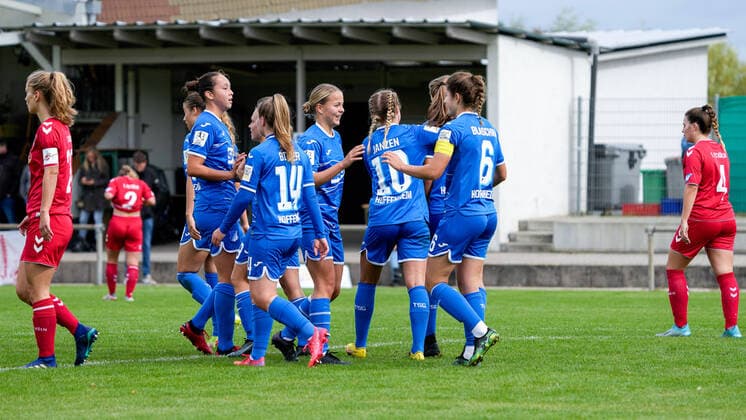 Spielerinnen der TSG 1899 Hoffenheim II (U20) jubeln über das Tor zum 2:0, Jubel, Torjubel, Torerfolg, celebrate the goal, goal, celebration, Jubel ueber das Tor, optimistisch, Spielszene, Highlight, Action, Aktion, 18.09.2022, St. Leon-Rot (Deutschland), Fussball, 2. Frauen-Bundesliga, TSG 1899 Hoffenheim II (U20) - 1. FC Köln II (U20), 18.09.2022, St. Leon-Rot (Deutschland), Fussball, 2. Frauen-Bundesliga, TSG 1899 Hoffenheim II (U20) - 1. FC Köln II (U20), DFB DFL REGULATIONS PROHIBIT ANY USE OF PHOTOGRAPHS AS IMAGE SEQUENCES AND OR QUASI-VIDEO.
