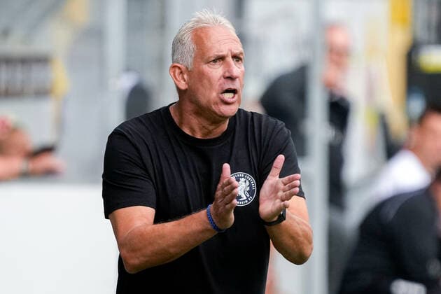 Christian Neidhart (Trainer, Cheftrainer, SVWM), gibt Anweisungen, gestikuliert, mit den Armen gestikulieren, Einzelbild, Einzelfoto, Aktion, Action, 17.09.2022, Mannheim (Deutschland), Fussball, 3. Liga, SV Waldhof Mannheim - SV Wehen Wiesbaden, 17.09.2022, Mannheim (Deutschland), Fussball, 3. Liga, SV Waldhof Mannheim - SV Wehen Wiesbaden, DFB DFL REGULATIONS PROHIBIT ANY USE OF PHOTOGRAPHS AS IMAGE SEQUENCES AND OR QUASI-VIDEO.