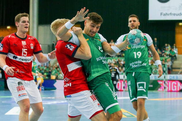 SC DHfK Leipzig - HSV Hamburg 18.09.2022 Leipzig, 18.09.2022, QUARTERBACK Immobilien ARENA Leipzig, Handball, Männer, Saison 2022 2023, Bundesliga, 4. Spieltag , SC DHfK - HSV Hamburg 22:23 (12:13) , Im Bild v.l.: Frederik Bo Andersen (21, Hamburg) und Lucas Krzikalla (8, Leipzig) ,