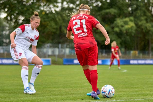 18.09.2022, GER, Frauenfußball, 2. BL, 2022 2023, RB Leipzig - 1. FC Nürnberg Vanessa Fudalla (21, RB Leipzig), Freisteller, Aktion, mit Ball, Rückansicht Markranstädt Stadion am Bad Sachsen Deutschland