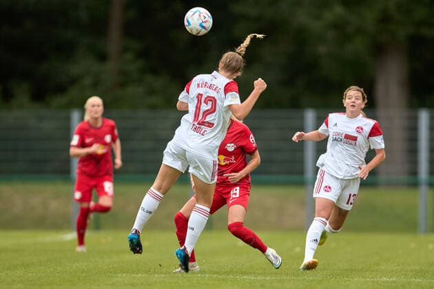 18.09.2022, GER, Frauenfußball, 2. BL, 2022 2023, RB Leipzig - 1. FC Nürnberg Amelie Thöle (12, FC Nürnberg), Freisteller, Rückansicht, Aktion, beim Kopfball Markranstädt Stadion am Bad Sachsen Deutschland