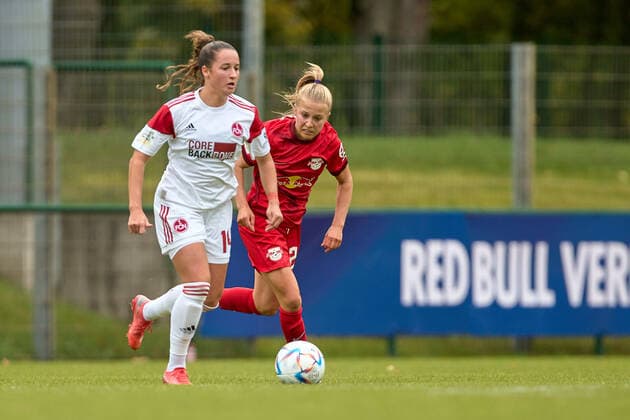 18.09.2022, GER, Frauenfußball, 2. BL, 2022 2023, RB Leipzig - 1. FC Nürnberg Elena Mühlemann (14, FC Nürnberg, li.), Luca Graf (26, RB Leipzig), Aktion, Zweikampf um Ball Markranstädt Stadion am Bad Sachsen Deutschland