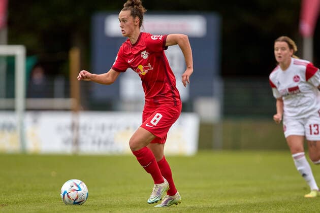 18.09.2022, GER, Frauenfußball, 2. BL, 2022 2023, RB Leipzig - 1. FC Nürnberg Gianna Rackow (8, RB Leipzig), Freisteller, Aktion, mit Ball, angespannt, fokussiert Markranstädt Stadion am Bad Sachsen Deutschland