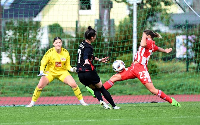 Fussball, Frauen, Regionalliga Norost, Saison 2022 2023 (4. Spieltag), 1. FC Union Berlin - RB Leipzig II, v. l. Torfrau Melanie Wagner (1. Frauen 1. FC Union), Chance Lena Güldenpfennig (RB II), Rettungstat Luise Wildner (1. Frauen 1. FC Union),, 18.09. 2022, Copyright: xMatthiasxKochx