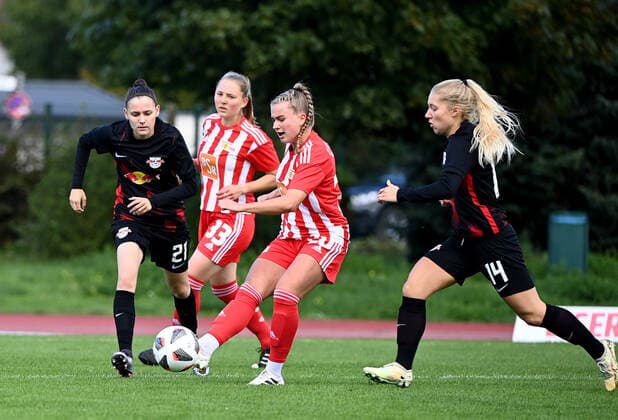 Fussball, Frauen, Regionalliga Norost, Saison 2022 2023 (4. Spieltag), 1. FC Union Berlin - RB Leipzig II, v. l. Natalie Grenz (RB II), Pauline Wimmer (1. Frauen 1. FC Union), Elisa Schindler (1. Frauen 1. FC Union), Charlotte Heckler (RB II), 18.09. 2022, Copyright: xMatthiasxKochx