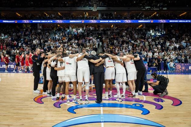Basketball Berlin 18.09.2022 Eurobasket 2022 Spiel um Platz 3 Bronzemedaillenspiel Deutschland (GER) - Polen (POL) Deutschland gewinnt und wird 3. Bronzemedaille Siegerehrung Maodo Lo (Deutschland, No.04) Nils Giffey (Deutschland, No.05) Dennis Schröder Schroeder (Deutschland, No.17) Schröder Schroder Nick Weiler-Babb (Deutschland, No.06) Weiler Babb Johannes Voigtmann (Deutschland, No.07) Daniel Theis (Deutschland, No.10) Franz Wagner (Deutschland, No.09) Jonas Wohlfarth-Bottermann (Deutschland, No.18) Justus Hollatz (Deutschland, No.21) Johannes Thiemann (Deutschland, No.32) Christian Sengfelder (Deutschland, No.43) Andreas Obst (Deutschland, No.42) Gordon Herbert (Deutschland, Bundestrainer) und andere Jubel Mannschaftsfoto Teamfoto