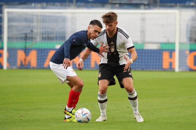 23.09.2022, xgox, Fussball U21, U 21 Laenderspiel, Deutschland - Frankreich emspor, v.l. Enzo Le Fee (Frankreich, 6), Jan Thielmann (Deutschland, 17) Zweikampf, Duell, Kampf, tackle (DFL DFB REGULATIONS PROHIBIT ANY USE OF PHOTOGRAPHS as IMAGE SEQUENCES and or QUASI-VIDEO) Magdeburg