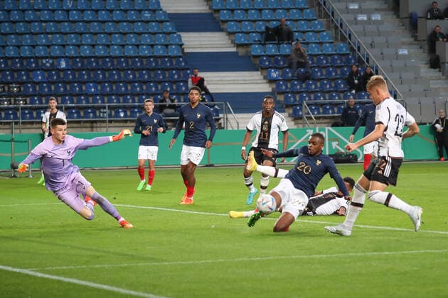 23.09.2022, xgox, Fussball U21, U 21 Laenderspiel, Deutschland - Frankreich emspor, v.l. Illan Meslier (Frankreich, 1), Pierre Kalulu (Frankreich, 20), Luca Netz (Deutschland, 22) Zweikampf, Duell, Kampf, tackle (DFL DFB REGULATIONS PROHIBIT ANY USE OF PHOTOGRAPHS as IMAGE SEQUENCES and or QUASI-VIDEO) Magdeburg