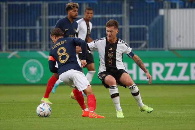 23.09.2022, xgox, Fussball U21, U 21 Laenderspiel, Deutschland - Frankreich emspor, v.l. Maxence Caqueret (Frankreich, 8), Angelo Stiller (Deutschland, 8) Zweikampf, Duell, Kampf, tackle (DFL DFB REGULATIONS PROHIBIT ANY USE OF PHOTOGRAPHS as IMAGE SEQUENCES and or QUASI-VIDEO) Magdeburg