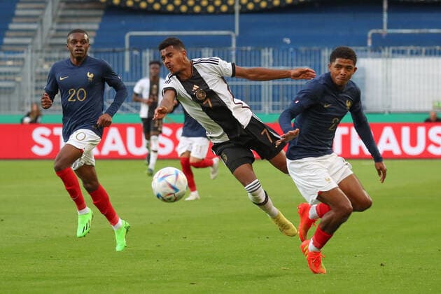 23.09.2022, xgox, Fussball U21, U 21 Laenderspiel, Deutschland - Frankreich emspor, v.l. Ansgar Knauff (Deutschland, 7), Wesley Fofana (Frankreich, 2) Zweikampf, Duell, Kampf, tackle (DFL DFB REGULATIONS PROHIBIT ANY USE OF PHOTOGRAPHS as IMAGE SEQUENCES and or QUASI-VIDEO) Magdeburg