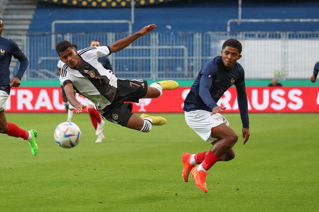 23.09.2022, xgox, Fussball U21, U 21 Laenderspiel, Deutschland - Frankreich emspor, v.l. Ansgar Knauff (Deutschland, 7), Wesley Fofana (Frankreich, 2) Zweikampf, Duell, Kampf, tackle (DFL DFB REGULATIONS PROHIBIT ANY USE OF PHOTOGRAPHS as IMAGE SEQUENCES and or QUASI-VIDEO) Magdeburg