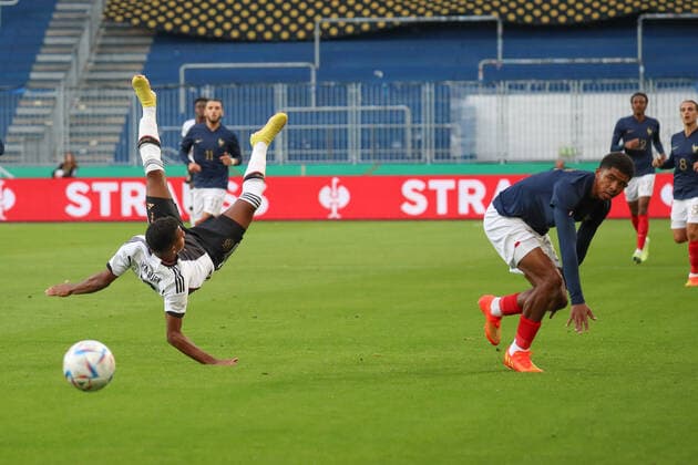 23.09.2022, xgox, Fussball U21, U 21 Laenderspiel, Deutschland - Frankreich emspor, v.l. Ansgar Knauff (Deutschland, 7), Wesley Fofana (Frankreich, 2) Zweikampf, Duell, Kampf, tackle (DFL DFB REGULATIONS PROHIBIT ANY USE OF PHOTOGRAPHS as IMAGE SEQUENCES and or QUASI-VIDEO) Magdeburg