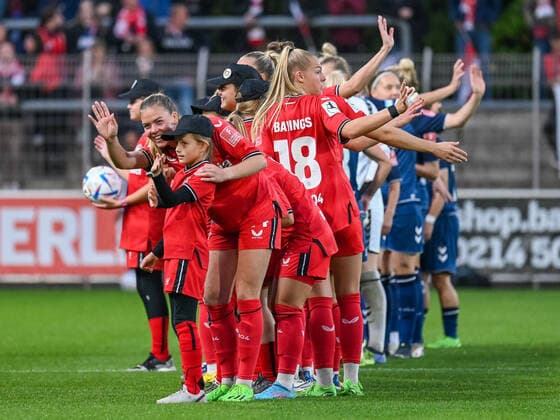 Beide Mannschaften begruessen die Zuschauer. Bayer 04 Leverkusen vs. 1. FC Koeln, Fussball, Flyeralarm Frauen Bundesliga, 2. Spieltag, Saison 2022 2023, 23.09.2022 DFB DFL Regulations prohibit any use of Photographs as image sequences and or quasi-video Bayer 04 Leverkusen vs. 1. FC Koeln, Fussball, Flyeralarm Frauen Bundesliga, 2. Spieltag, Saison 2022 2023, 23.09.2022 Leverkusen Copyright: xEibner-Pressefoto ThomasxHaeslerx EP_EER