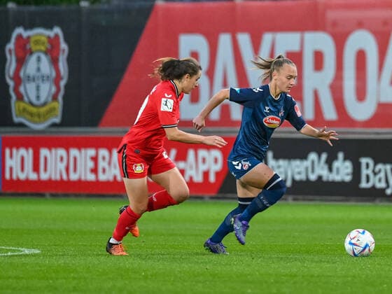 Lara Marti (Bayer 04 Leverkusen, 30) und Andrea Gavric (1. FC Koeln, 18) im Laufduell. Bayer 04 Leverkusen vs. 1. FC Koeln, Fussball, Flyeralarm Frauen Bundesliga, 2. Spieltag, Saison 2022 2023, 23.09.2022 DFB DFL Regulations prohibit any use of Photographs as image sequences and or quasi-video Bayer 04 Leverkusen vs. 1. FC Koeln, Fussball, Flyeralarm Frauen Bundesliga, 2. Spieltag, Saison 2022 2023, 23.09.2022 Leverkusen Copyright: xEibner-Pressefoto ThomasxHaeslerx EP_EER