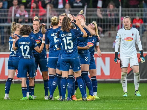 Die Mannschaft vom 1. FC Koeln stimmt sich ein. Bayer 04 Leverkusen vs. 1. FC Koeln, Fussball, Flyeralarm Frauen Bundesliga, 2. Spieltag, Saison 2022 2023, 23.09.2022 DFB DFL Regulations prohibit any use of Photographs as image sequences and or quasi-video Bayer 04 Leverkusen vs. 1. FC Koeln, Fussball, Flyeralarm Frauen Bundesliga, 2. Spieltag, Saison 2022 2023, 23.09.2022 Leverkusen Copyright: xEibner-Pressefoto ThomasxHaeslerx EP_EER