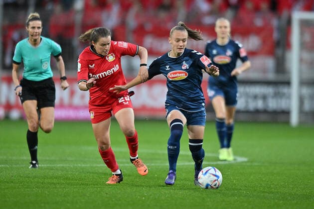 Zweikampf, Spielszene, Duell, duel, tackle, tackling, Dynamik, Action, Dina Blagojevic (B04, 20) Andrea Gavric (FC Köln, 18), 23.09.2022, Leverkusen (Deutschland), Fussball, Flyeralarm Frauen-Bundesliga, Bayer 04 Leverkusen - 1 FC Köln, DFB DFL REGULATIONS PROHIBIT ANY USE OF PHOTOGRAPHS AS IMAGE SEQUENCES AND OR QUASI-VIDEO.