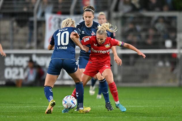 Zweikampf, Spielszene, Duell, duel, tackle, tackling, Dynamik, Action, Sharon Beck (FC Köln, 10) versucht Elisa Senß (B04, 6) zu stoppen, 23.09.2022, Leverkusen (Deutschland), Fussball, Flyeralarm Frauen-Bundesliga, Bayer 04 Leverkusen - 1 FC Köln, DFB DFL REGULATIONS PROHIBIT ANY USE OF PHOTOGRAPHS AS IMAGE SEQUENCES AND OR QUASI-VIDEO.
