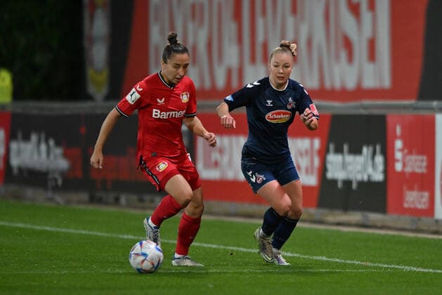 Zweikampf, Spielszene, Duell, duel, tackle, tackling, Dynamik, Action, Sylwia Matysik (B04, 4) Weronika Zawistowska (FC Köln, 24), 23.09.2022, Leverkusen (Deutschland), Fussball, Flyeralarm Frauen-Bundesliga, Bayer 04 Leverkusen - 1 FC Köln, DFB DFL REGULATIONS PROHIBIT ANY USE OF PHOTOGRAPHS AS IMAGE SEQUENCES AND OR QUASI-VIDEO.