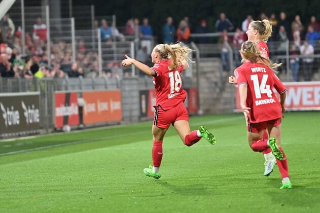 Jubel, Freuen, celebrate, happy, cheer , Goal Celebration Jill Bayings (B04, 18) 1:0, 23.09.2022, Leverkusen (Deutschland), Fussball, Flyeralarm Frauen-Bundesliga, Bayer 04 Leverkusen - 1 FC Köln, DFB DFL REGULATIONS PROHIBIT ANY USE OF PHOTOGRAPHS AS IMAGE SEQUENCES AND OR QUASI-VIDEO.