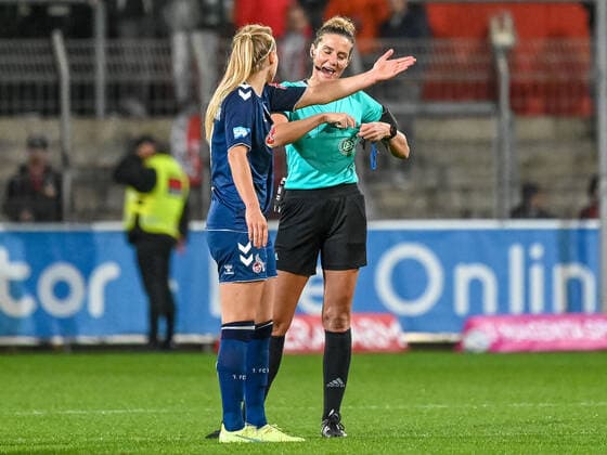 Sarah Puntigam (1. FC Köln, 17) sucht noch einmal das Gespraech mit Schiedsrichterin Nadine Westerhoff. Bayer 04 Leverkusen vs. 1. FC Koeln, Fussball, Flyeralarm Frauen Bundesliga, 2. Spieltag, Saison 2022 2023, 23.09.2022 DFB DFL Regulations prohibit any use of Photographs as image sequences and or quasi-video Bayer 04 Leverkusen vs. 1. FC Koeln, Fussball, Flyeralarm Frauen Bundesliga, 2. Spieltag, Saison 2022 2023, 23.09.2022 Leverkusen Copyright: xEibner-Pressefoto ThomasxHaeslerx EP_EER