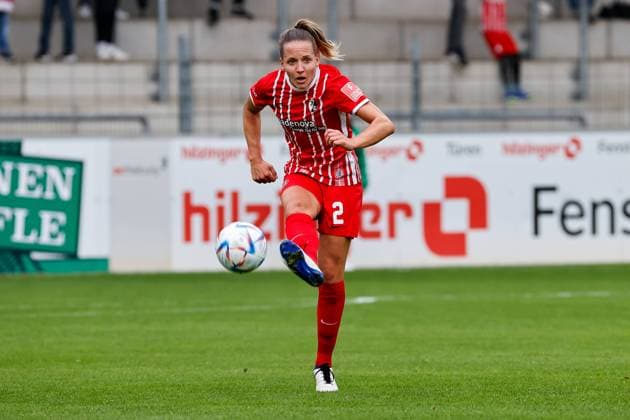 SC Freiburg vs. Eintracht Frankfurt, Fussball, Flyeralarm Frauen-Bundesliga, 2. Spieltag, Spielzeit 2022 2023, 25.09.2022 Lisa Karl (SC Freiburg, 02) mit einem Pass , SC Freiburg vs. Eintracht Frankfurt, Fussball, Flyeralarm Frauen-Bundesliga, 2. Spieltag, Spielzeit 2022 2023, 25.09.2022, Dreisamstadion, Freiburg, Deutschland. DFB regulations prohibit any use of photographs as image sequences and or quasi-video Copyright: xBEAUTIFULxSPORTS G.xHubbsx