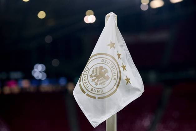 Deutschland - Ungarn 23.09.2022 Leipzig, 23.09.2022, Red Bull Arena, Fußball, Männer, Saison 2022 2023, UEFA Nations League, 5. Spieltag , Deutschland - Ungarn 0:1 (0:1) , Im Bild: Eckfahne mit DFB Logo , Gemäß den Vorgaben der UEFA ist es untersagt, in dem Stadion und oder vom Spiel angefertigte Fotoaufnahmen in Form von Sequenzbildern und oder videoähnlichen Fotostrecken zu verwerten bzw. verwerten zu lassen. UEFA regulations prohibit any use of photographs as image sequences and or quasi-video.