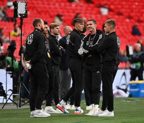 Fussball, Herren, Saison 2022 23, Nations League (Liga A, Gruppe 3, 6. Spieltag) in London, England - Deutschland, v. l. Maximilian Arnold, Jonas Hofmann, Timo Werner, Nico Schlotterbeck, Robin Gosens, Joshua Kimmich (alle Deutschland) vor dem Spiel, 26.09. 2022, Copyright: xMatthiasxKochx