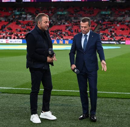 Fussball, Herren, Saison 2022 23, Nations League (Liga A, Gruppe 3, 6. Spieltag) in London, England - Deutschland, v. l. Trainer Hansi Flick (Deutschland), TV-Experte Lothar Matthäus (RTL) vor dem Spiel, 26.09. 2022, Copyright: xMatthiasxKochx