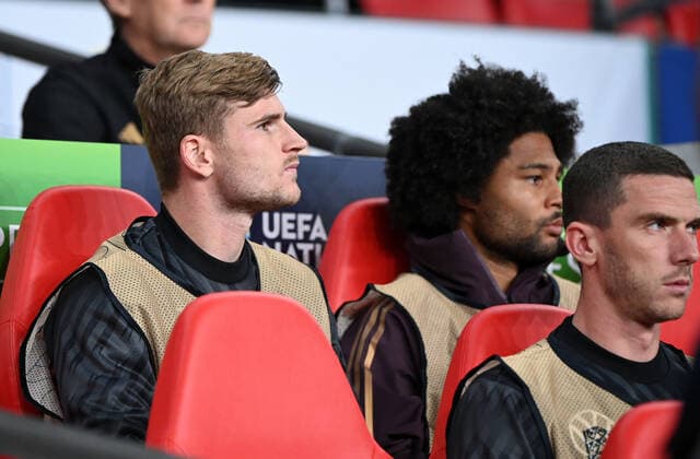 Fussball, Herren, Saison 2022 23, Nations League (Liga A, Gruppe 3, 6. Spieltag) in London, England - Deutschland, v. l. Timo Werner (Deutschland), Serge Gnabry (Deutschland), Robin Gosens (Deutschland) auf der Bank, 26.09. 2022, Copyright: xMatthiasxKochx