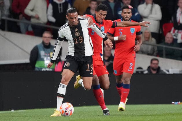 Leroy Sane (Deutschland Germany) gegen Jude Bellingham (England) - London 26.09.2022: England vs. Deutschland, UEFA Nations League, 6. Spieltag, Wembley Stadium
