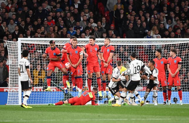 Fussball, Herren, Saison 2022 23, Nations League (Liga A, Gruppe 3, 6. Spieltag) in London, England - Deutschland, v. l. Ilkay Gündogan (Deutschland), Reece James (England), Declan Rice (England), Harry Kane (England), Luke Shaw (liegend, England), Harry Maguire (England), Eric Dier (England), Nico Schlotterbeck (Deutschland), Leroy Sane (Deutschland), Thilo Kehrer (Deutschland), Jude Bellingham (England), John Stones (England), 26.09. 2022, Copyright: xMatthiasxKochx