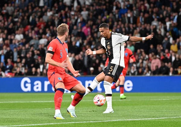 Fussball, Herren, Saison 2022 23, Nations League (Liga A, Gruppe 3, 6. Spieltag) in London, England - Deutschland, v. l. Harry Kane (England), Thilo Kehrer (Deutschland), 26.09. 2022, Copyright: xMatthiasxKochx