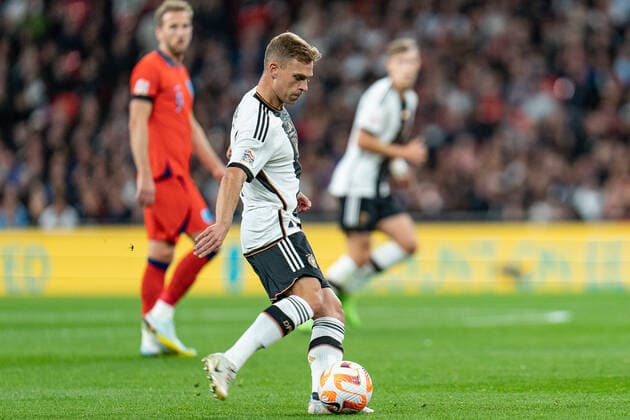 Joshua Kimmich (Deutschland, 6) am Ball, Harry Kane (England, 9) schaut zu England vs. Deutschland Germany, Fussball, Nations League, DFB, 26.09.2022 DFB REGULATIONS PROHIBIT ANY USE OF PHOTOGRAPHS AS IMAGE SEQUENCES AND OR QUASI-VIDEO England vs. Deutschland Germany, Fussball, Nations League, DFB, 26.09.2022 London Copyright: xEibner-Pressefoto BahhoxKarax EP_EER