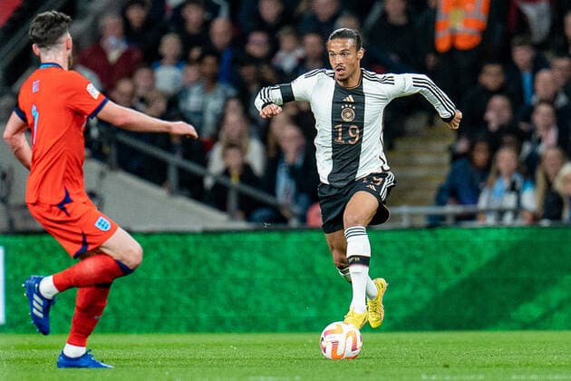 Leroy Sanà (Deutschland, 19) gegen Declan Rice (England, 7) England vs. Deutschland Germany, Fussball, Nations League, DFB, 26.09.2022 DFB REGULATIONS PROHIBIT ANY USE OF PHOTOGRAPHS AS IMAGE SEQUENCES AND OR QUASI-VIDEO England vs. Deutschland Germany, Fussball, Nations League, DFB, 26.09.2022 London Copyright: xEibner-Pressefoto BahhoxKarax EP_EER