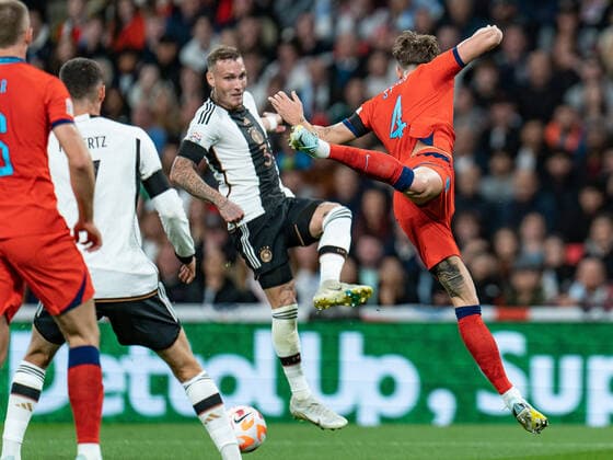 David Raum (Deutschland, 3) gegen John Stones (England, 4) England vs. Deutschland Germany, Fussball, Nations League, DFB, 26.09.2022 DFB REGULATIONS PROHIBIT ANY USE OF PHOTOGRAPHS AS IMAGE SEQUENCES AND OR QUASI-VIDEO England vs. Deutschland Germany, Fussball, Nations League, DFB, 26.09.2022 London Copyright: xEibner-Pressefoto BahhoxKarax EP_EER